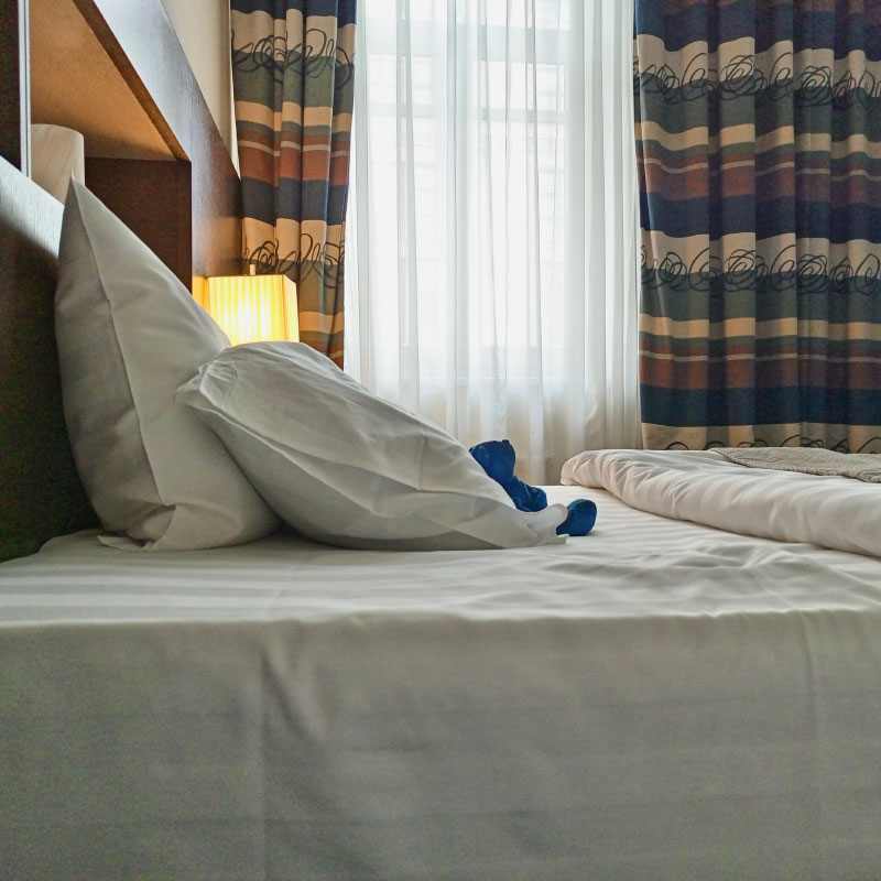 Номер просторный, с двумя отдельными кроватями, комфортными матрасами и ооочень чистым бельем. Для меня это ключевой показатель класса отеля