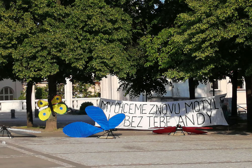 У дома ребят какая-то демонстрация, кажется, это предъявы Бабишу, чешскому премьер-министру