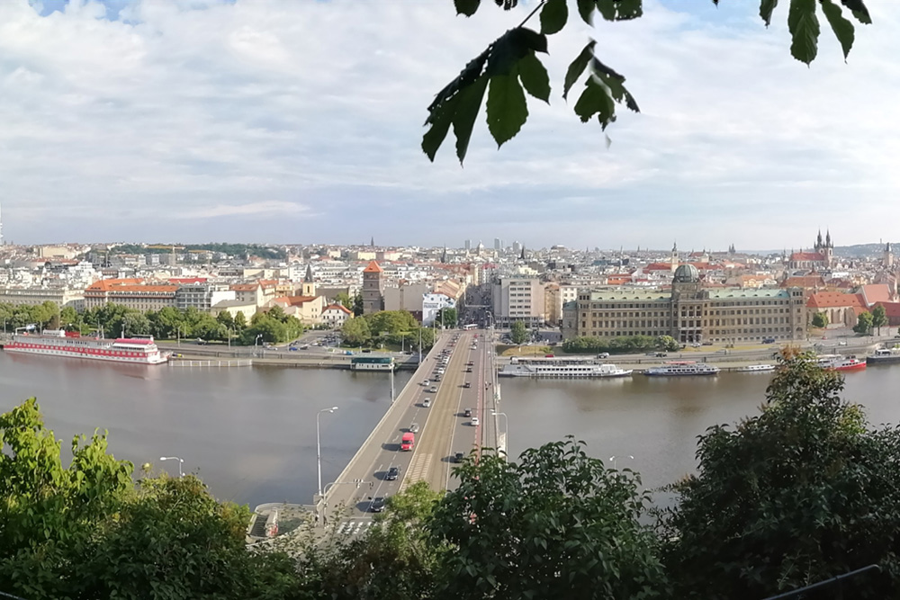 Вид из Летенских садов на Прагу