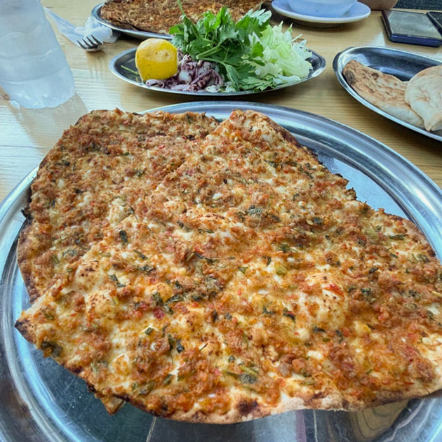 За счет того, что лахмаджун готовится без масла и дрожжей, он гораздо легче ложится в желудок и на фоне остальных блюд турецкой кухни кажется почти диетическим