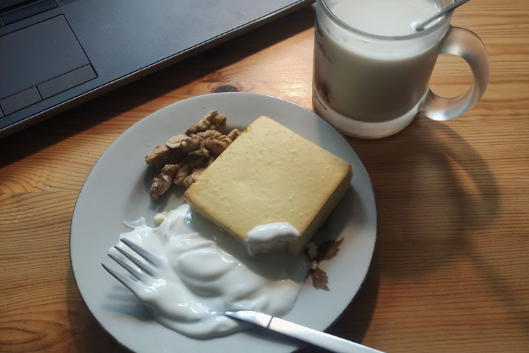 Завтракаю творожной запеканкой из «Вкусвилла», добавляю сметану и орехи. Делаю чай со сливками — или сливки с чаем
