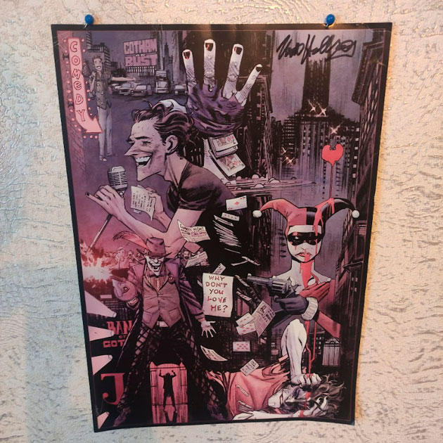 Плакат, который разбудил меня утром. Это страница из комикса «Белый рыцарь». Справа вверху — подпись одного из колористов Мэтта Холлингсворта, он приезжал в Россию на Comic Con в 2018 году