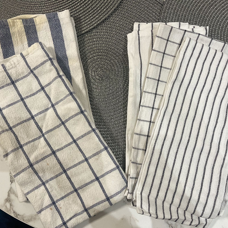 Слева полотенца, которые отправились в Вальхаллу. Справа новые, которые я заказала на «Озоне»