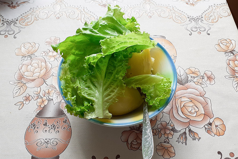 Мой обед — картошка, салат и растительное масло