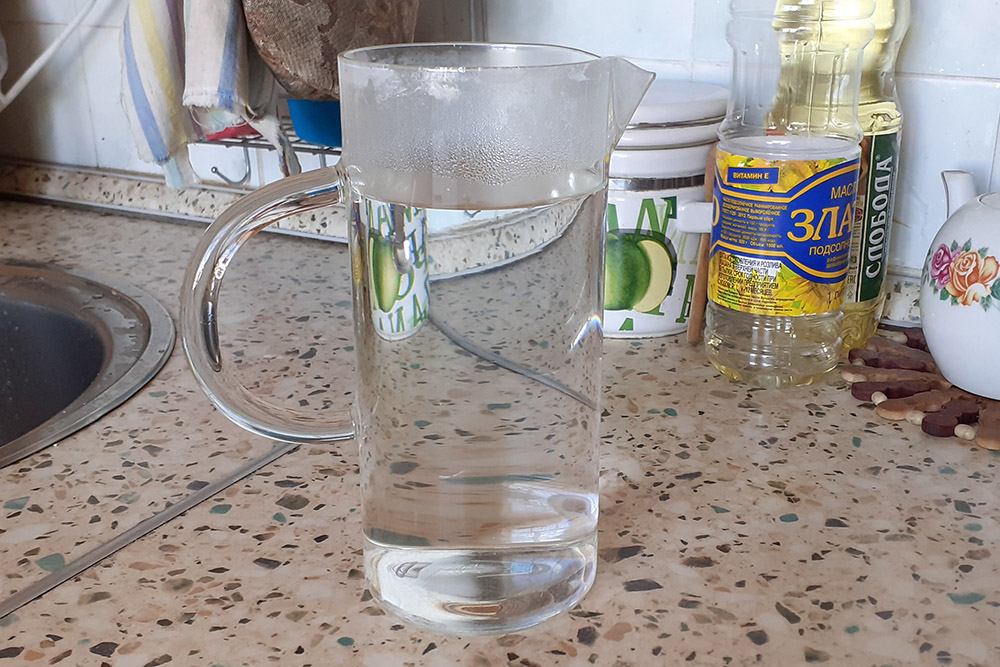 Таких литровых стаканов за день я выпиваю две штуки, не считая чая