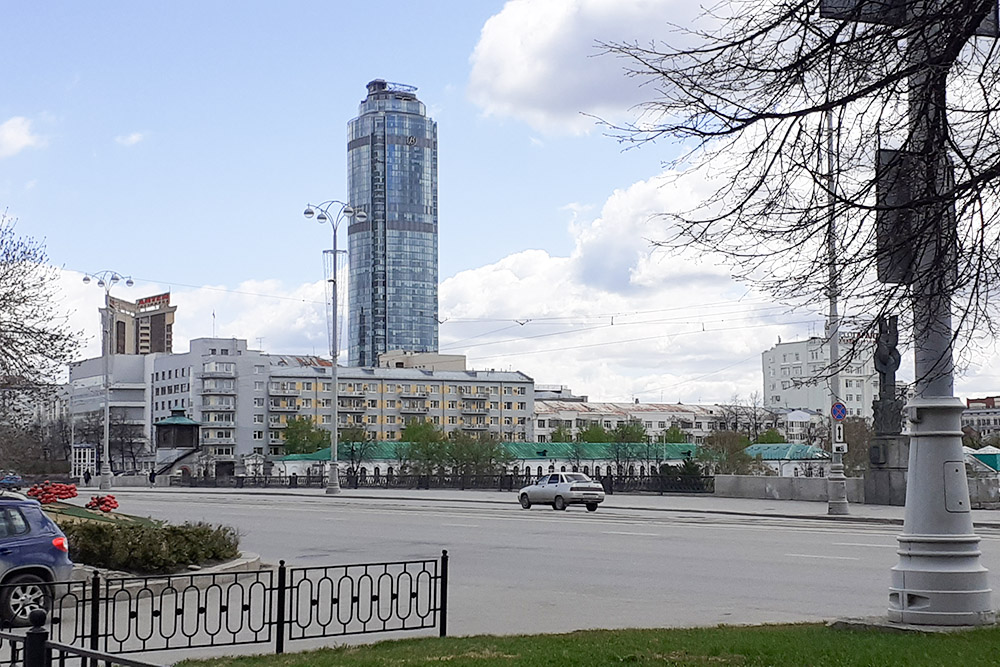 А это бизнес⁠-⁠центр «Высоцкий» — одно из самых высоких зданий в Екатеринбурге. Кто⁠-⁠то от него не в восторге и называет неприличными словами, отсылая к дедушке Фрейду
