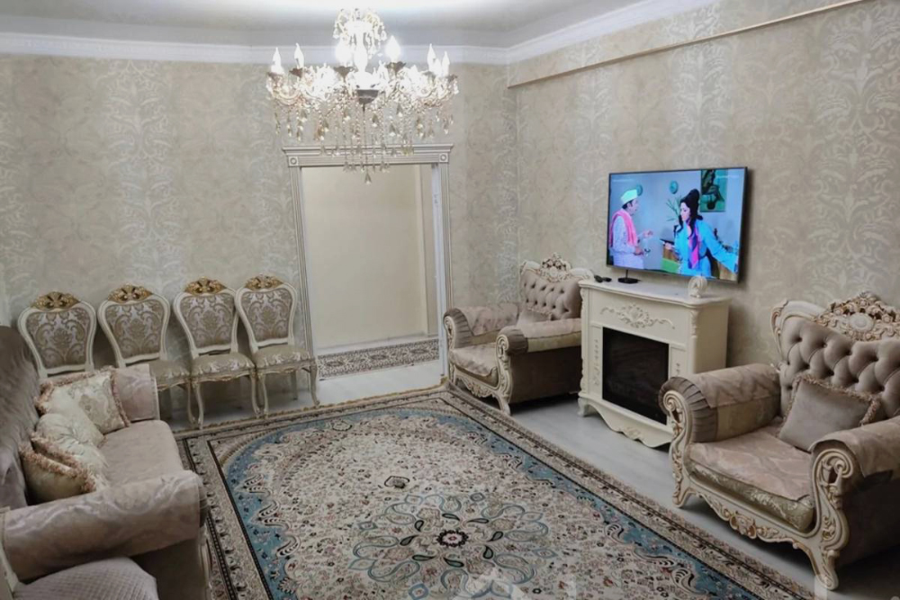 Квартира мужа сейчас выглядит так. В Киргизии знают толк в пафосе