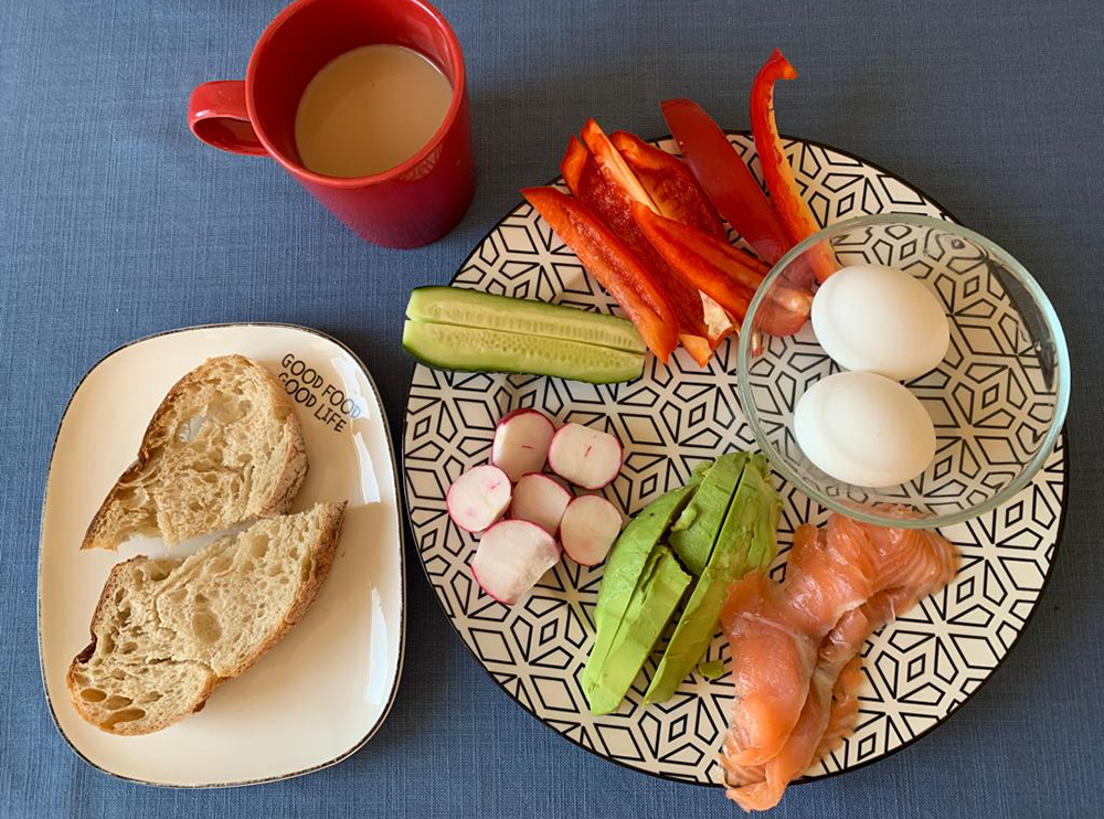 Наш классический завтрак: яйца, овощи, лосось и кофе