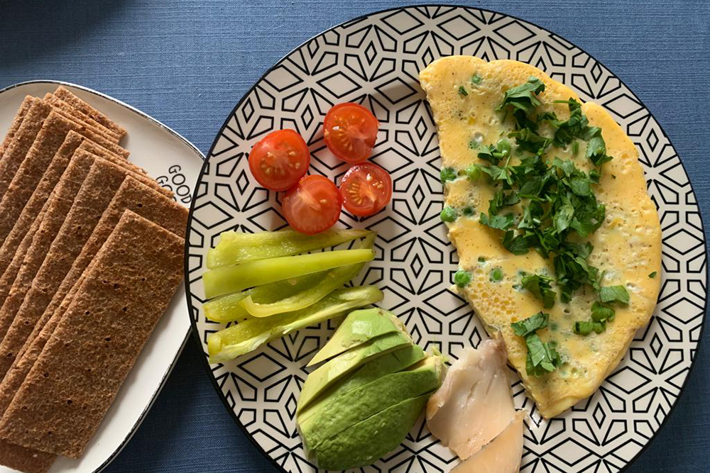 Еще одна вариация нашего завтрака: омлет, овощи, слабосоленая рыба с хлебцами и кофе