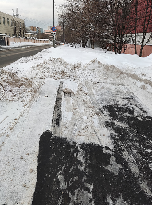 Не без приключений: в том районе Москвы очень своеобразно почистили тротуары. Почувствуй себя горным стрекозлом