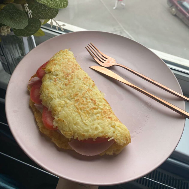 Драник-лепешка с сыром и индейкой на завтрак