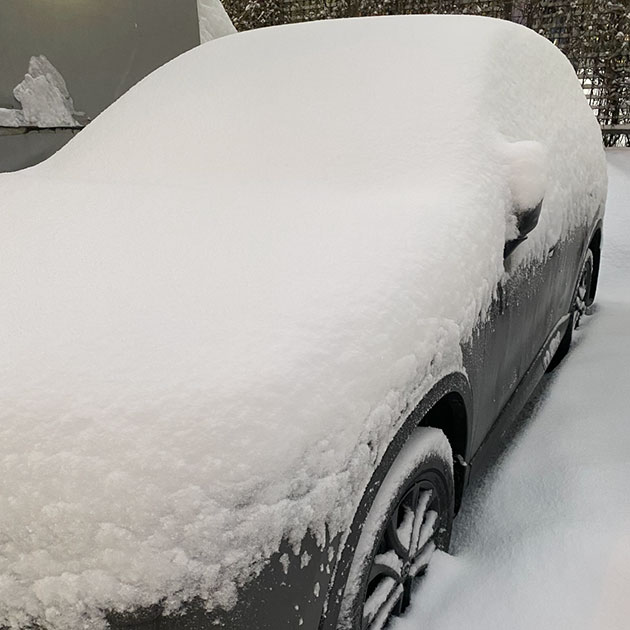 На автомобиле шапка снега