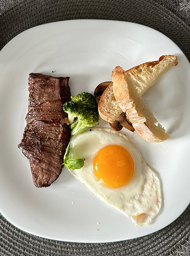 Мой завтрак: свежий стейк, немного овощей и глазунья, которую я немного припалил