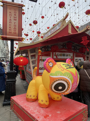 Декорации к китайскому Новому году в Москве