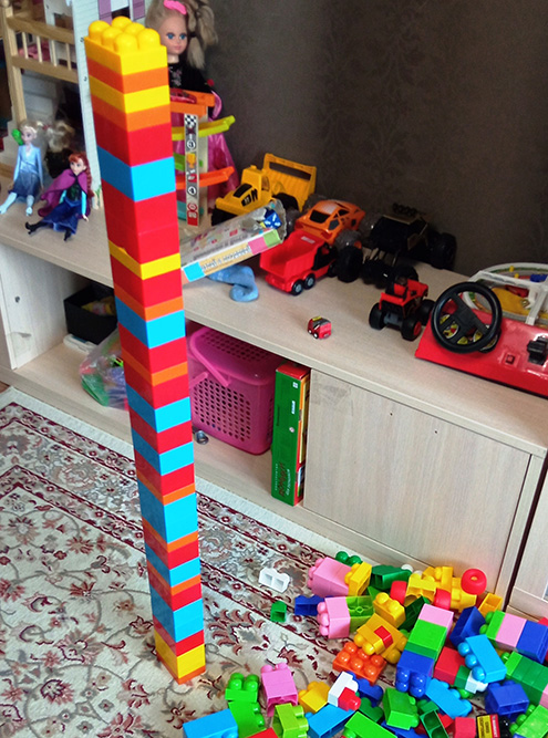 Дети любят строить башни чуть ли не до потолка