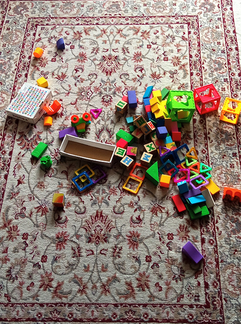 Дети любят играть в кубики и строить что⁠-⁠нибудь из магнитного конструктора