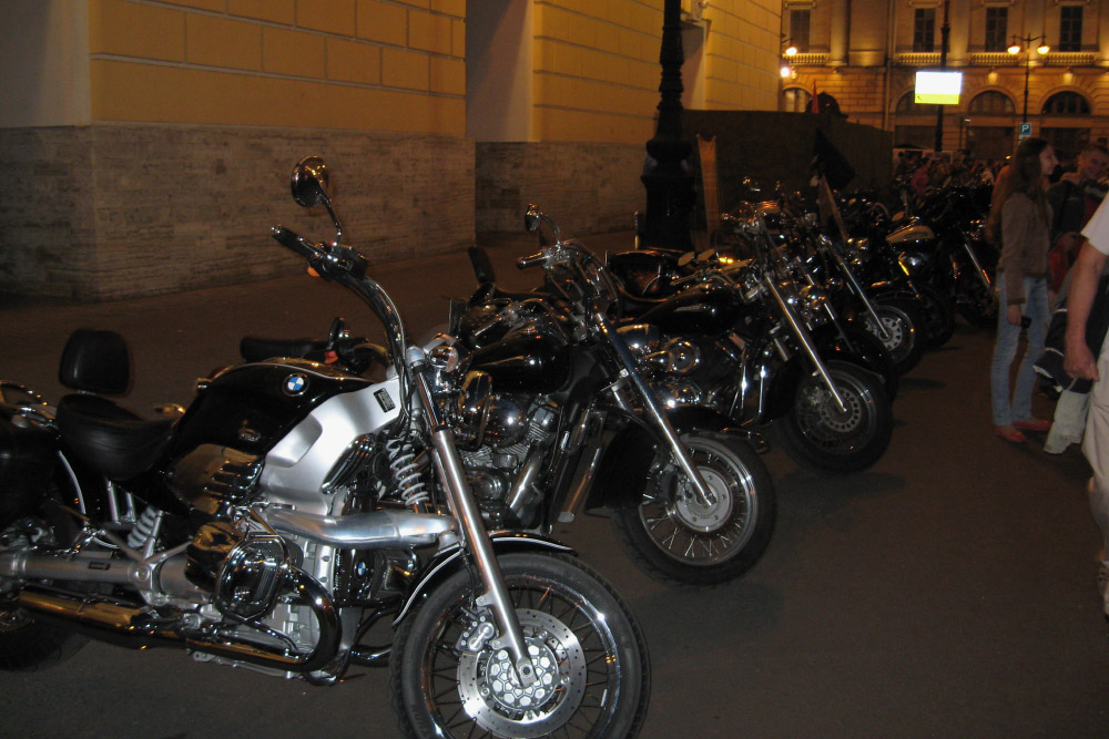 В Санкт-Петербурге я побывала на мотофестивале «Харли-Дэвидсон». На площади Островского стояли три тысячи мотоциклов, там показывали разные трюки, а вечером прошел мотопарад. Было здорово: у меня нет байка, но мне они очень нравятся. Возможно, когда⁠-⁠нибудь я куплю мотоцикл