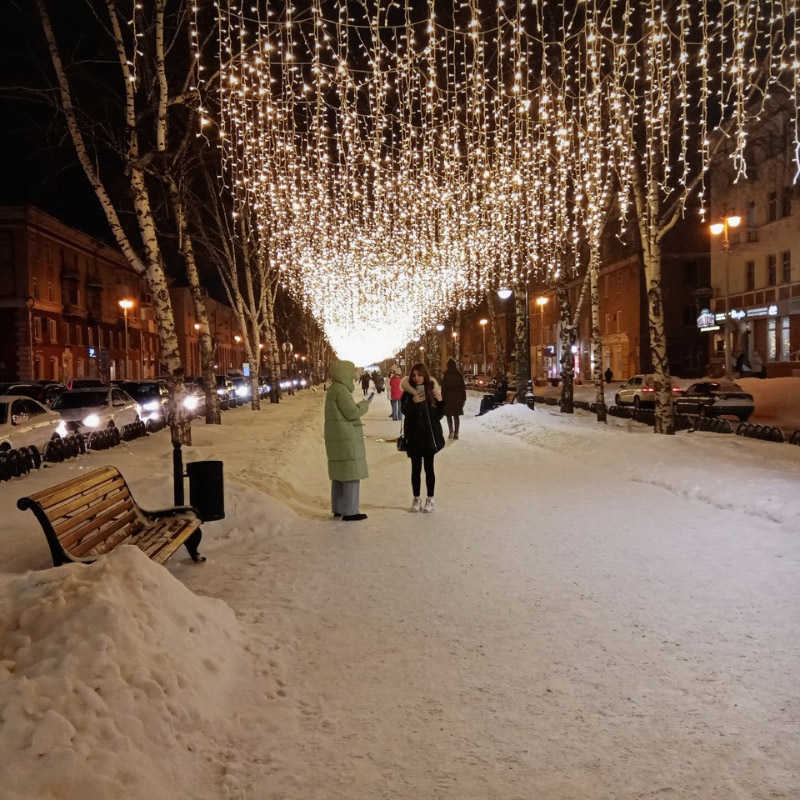 Улица Кирова после реконструкции. Здесь оформили красивую подсветку, благодаря которой аллея стала очень популярной фотозоной