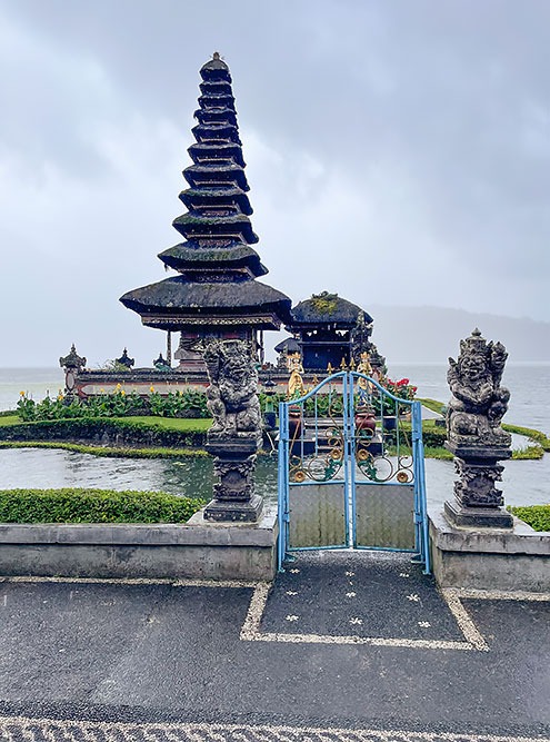 Виды храма на горном озере