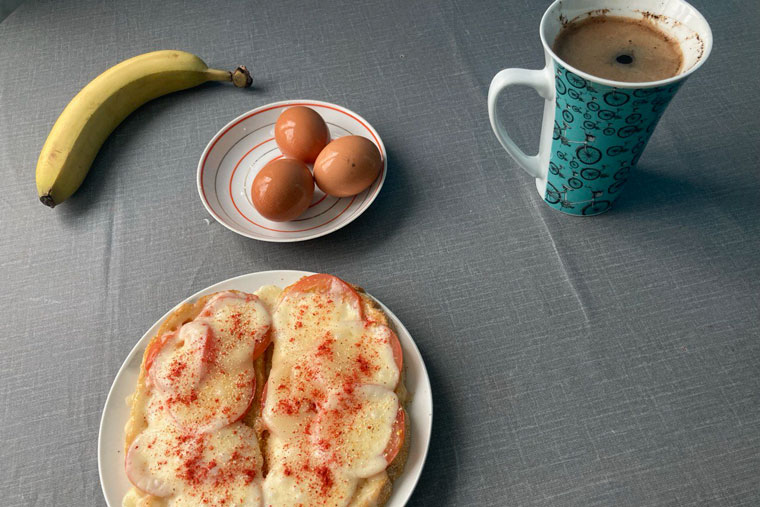 Бутерброды, яйца, кофе и банан
