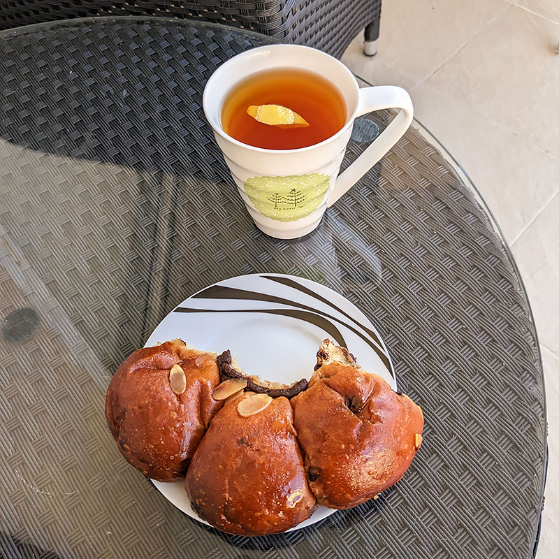 Завтрак — чай с булкой а‑ля ромашка
