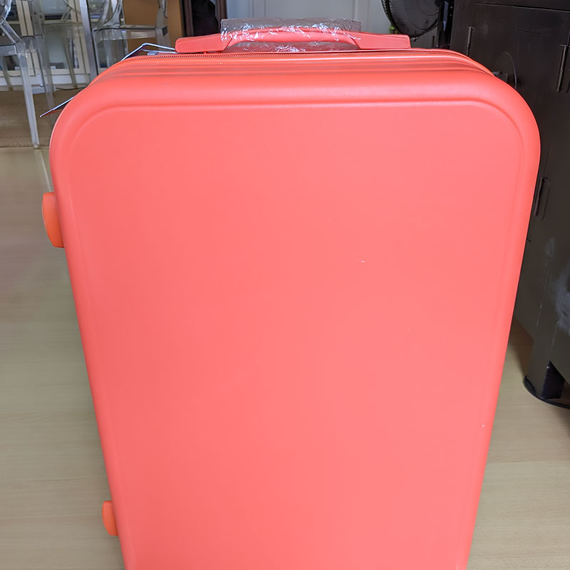 Цвет чемодана, конечно, не совпал с моими ожиданиями: я думал, он будет как апельсин, а тут очень розовый