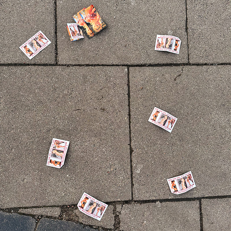 Впервые в жизни увидела рекламу интим⁠-⁠услуг: в центре города как бы разбросаны визитки