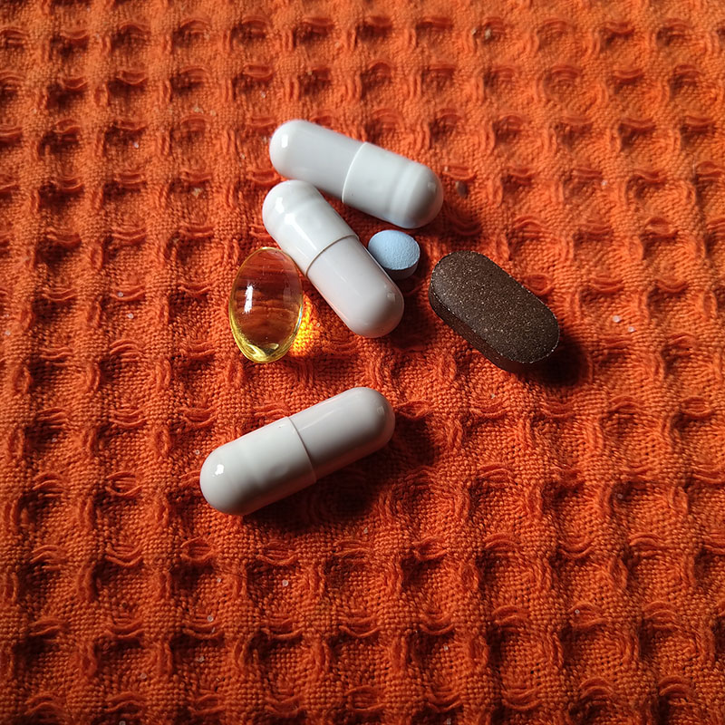 Каждое утро стараюсь принимать таблетку витаминов — «Компливит», «Супрадин» или витамин D в капсуле. Периодически к витаминам добавляю несколько капсул «Лактофильтрума» и «Левокарнитина»