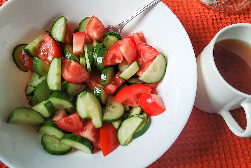 На завтрак готовлю салат из огурцов и помидоров, пью чай, не забываю витамины