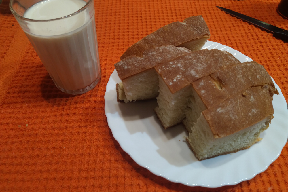 Ужинаю молоком с хлебом