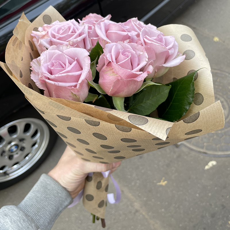 Купил для девушки небольшой букет из девяти роз
