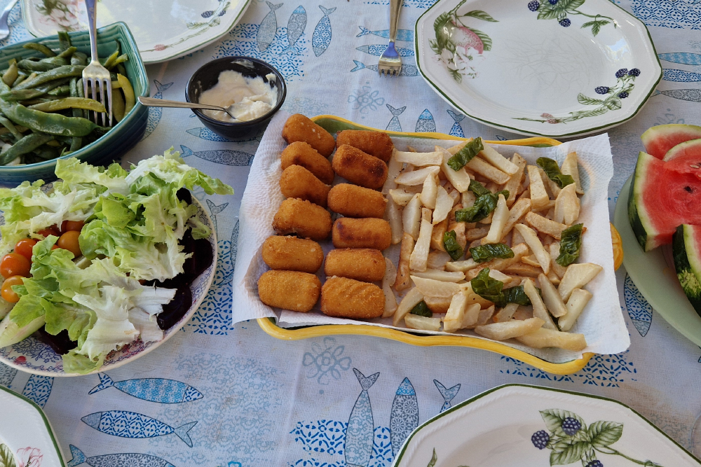 Сегодня на обед у нас овощной салат, зеленая фасоль, крокеты из трески и запеченная картошка. А на десерт — арбуз