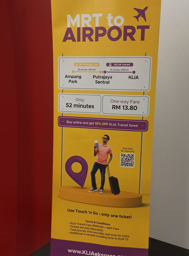 Транспарант с рекламой KLIA Transit и экспресс до аэропорта в Куала-Лумпуре