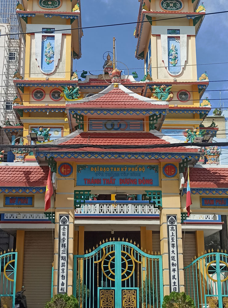 Небольшой храм среди зданий