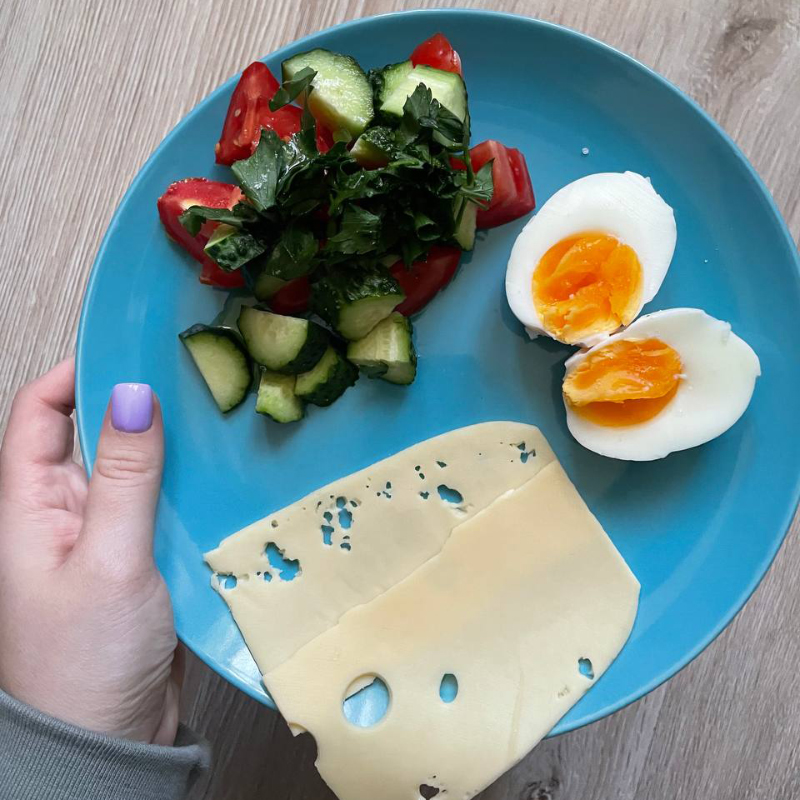 Завтрак: салат, вареное яйцо, сыр, за кадром остался кофе