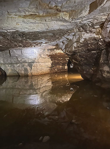 На экскурсии рассказывали о пещерах, водили по лабиринтам, даже показали четыре вида летучих мышей. Мы дошли до подземного озера. Было интересно