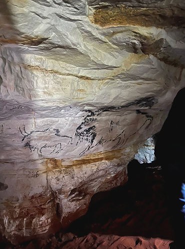 На экскурсии рассказывали о пещерах, водили по лабиринтам, даже показали четыре вида летучих мышей. Мы дошли до подземного озера. Было интересно