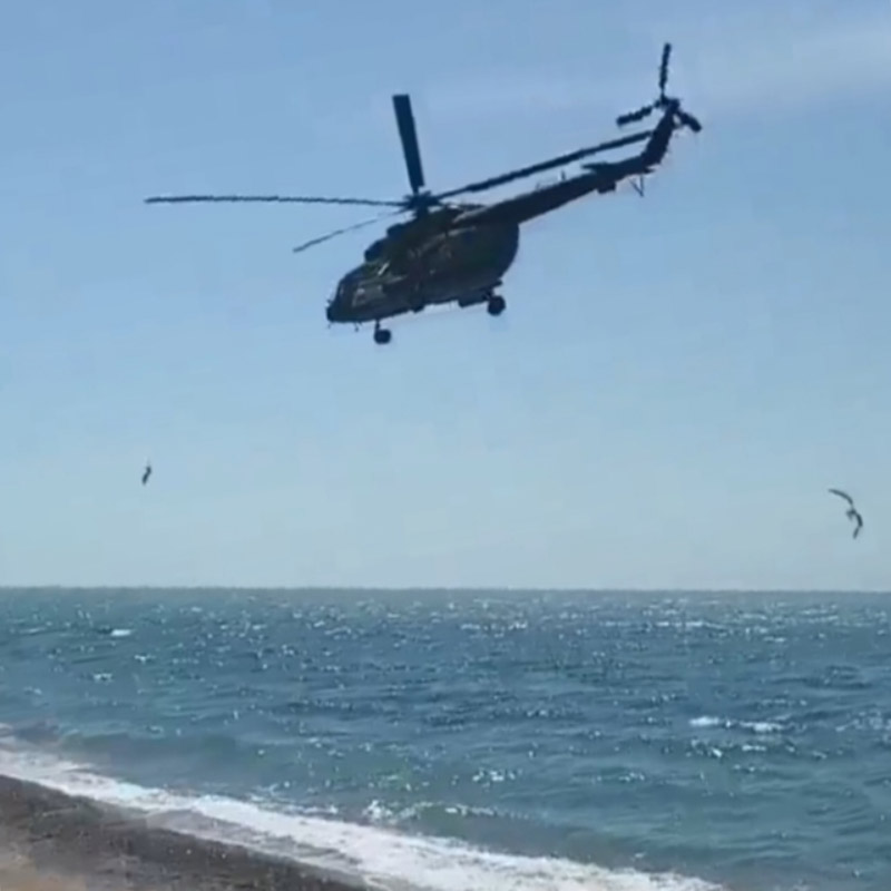 Крымский пляж. Военные вертолеты вовсе не редкие гости над пляжами