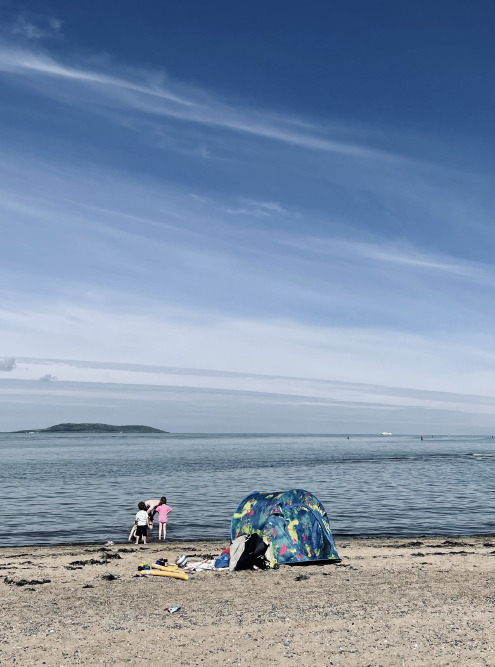 Некоторые просто ставят палатку и проводят весь день на пляже