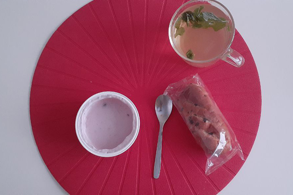 На завтрак йогурт, булочка и чай с мятой