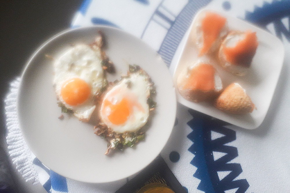 На завтрак у меня яичница с зеленым луком и грибами, а также багет с филадельфией и красной рыбой. После завтрака еще съедаю пару фиников с орехами