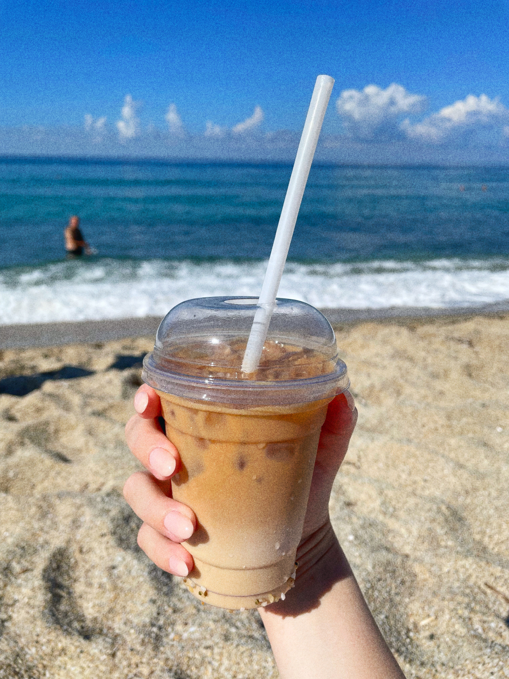 Айс⁠-⁠кофе в отпуске, да еще и на берегу, кажется вкуснее обычного
