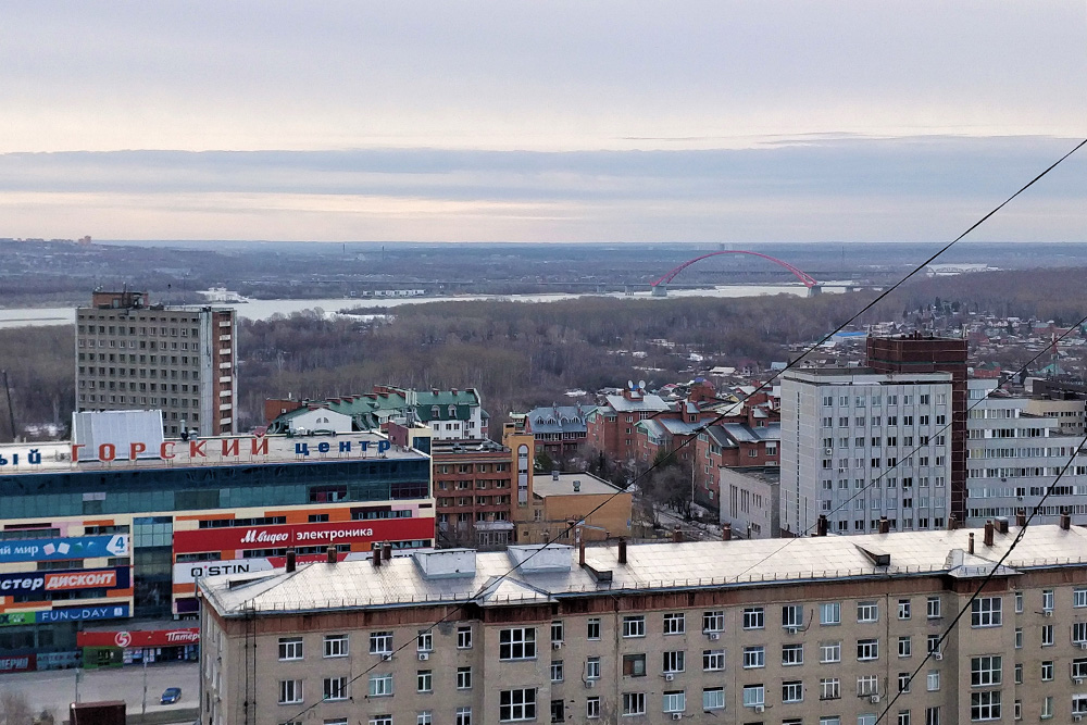 С балкона видна гордость Новосибирска — красный Бугринский мост. Жаль, он ночью не подсвечивается. Вся подсветка, видимо, ушла на Керченский