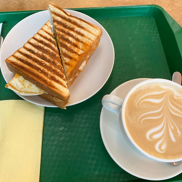 Кофе и сэндвич в кофейне «Плантация»