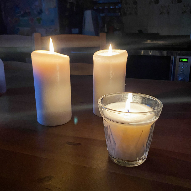 Традиция зажигать свечи появилась у нас недавно, но она мне очень нравится