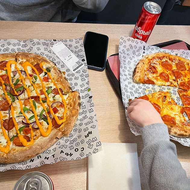 Двух пицц как раз хватит