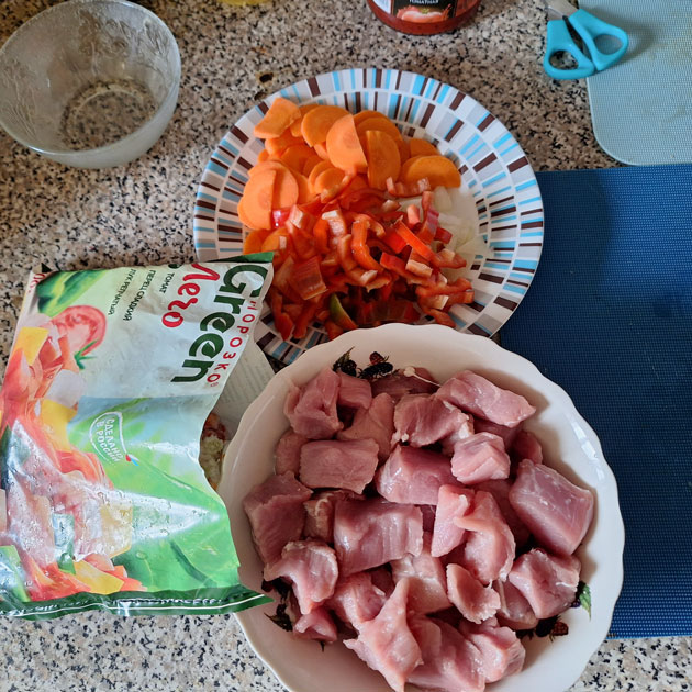 Приготовлю мясо с овощами и томатной пастой в мультиварке