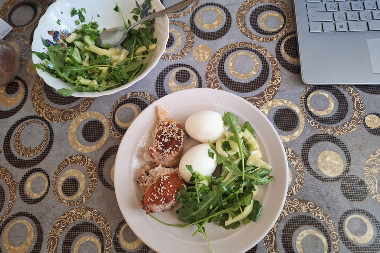 Курица, салат с руколой и два вареных яйца