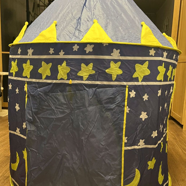 Недавно купили палатку «Сказка», и дочь готова жить в ней все время