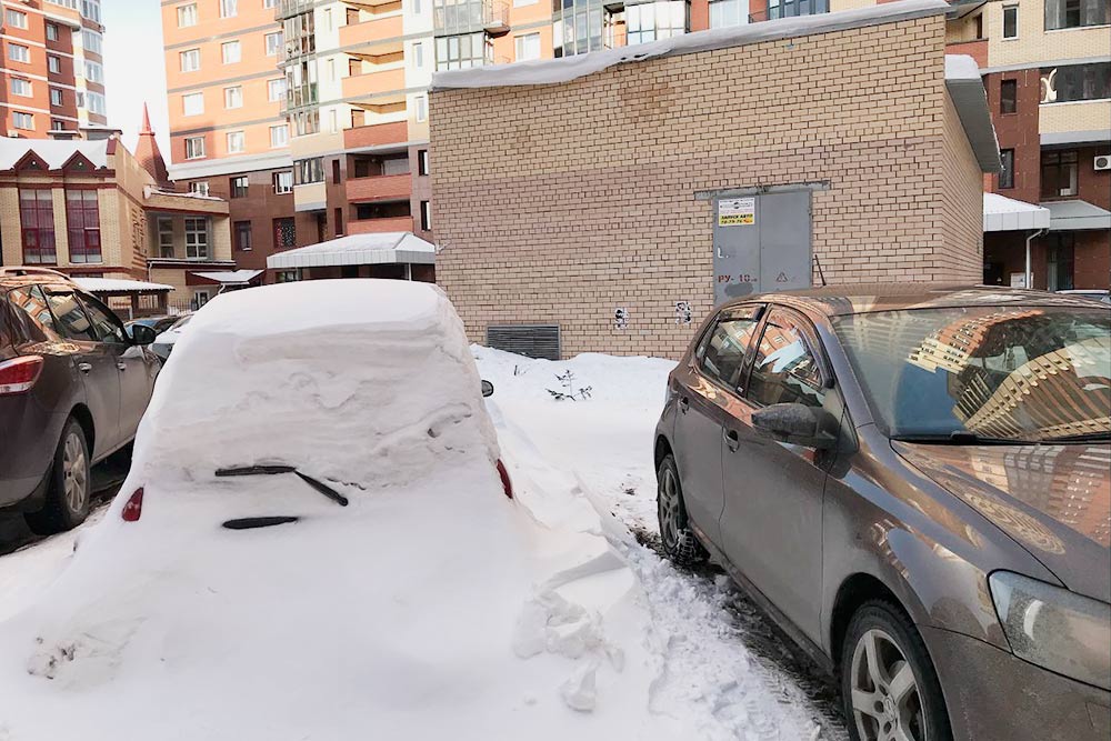 Сегодня у нас должны почистить снег во дворе. для этого нужно убрать все машины, но иногда кто-то все равно оставляет одну-две, из-за этого трактор не может нормально сделать расчистку